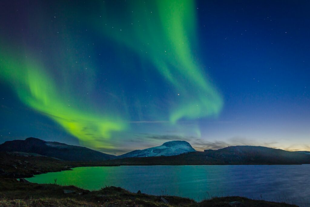 Norrsken över vatten en natt